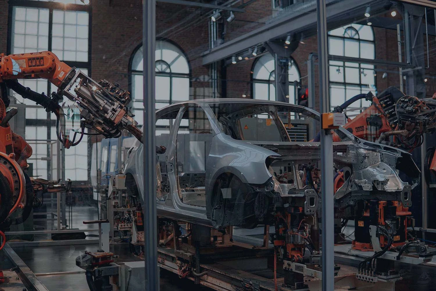 planta de fabricación de vehículos con brazos robóticos